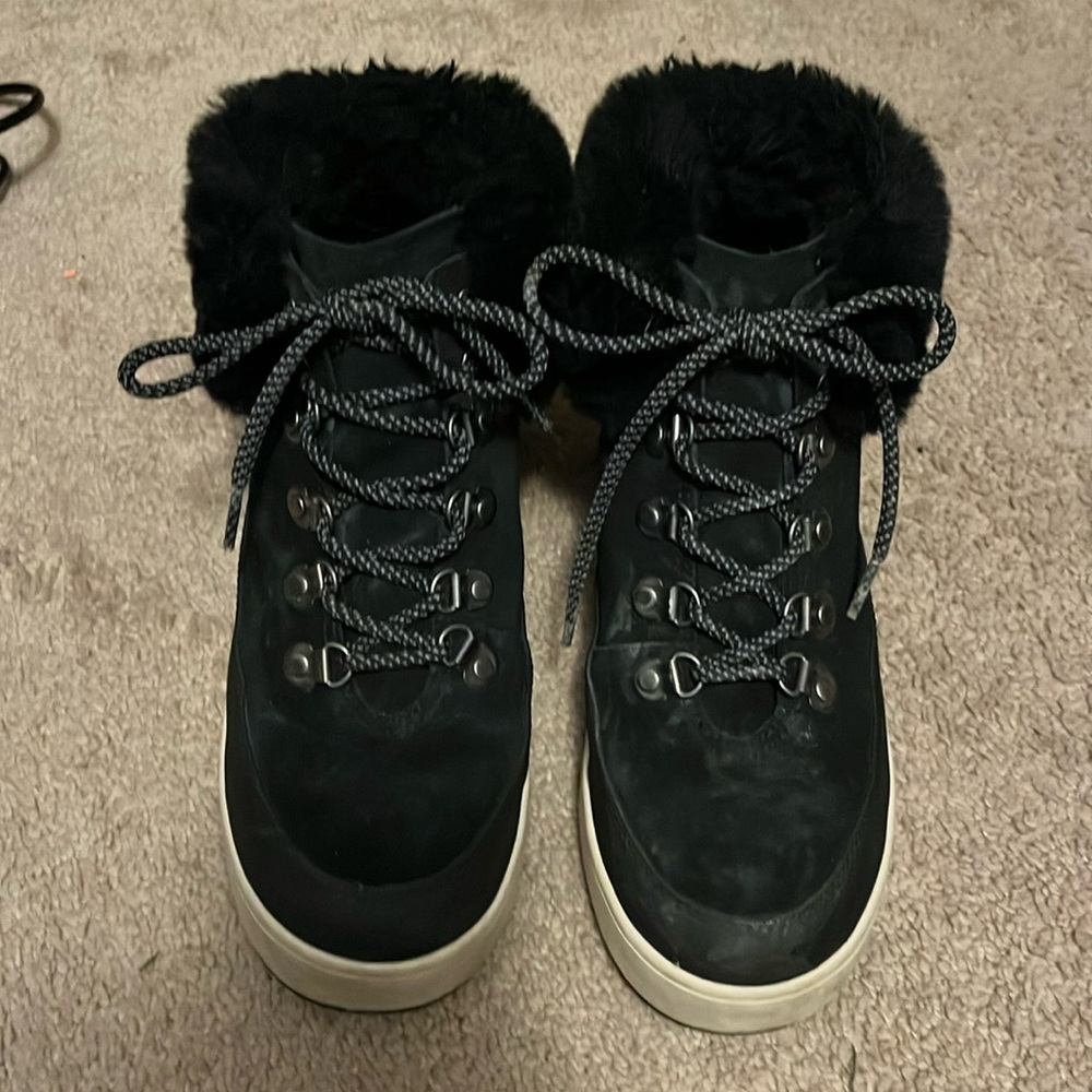 Women’s size 7 winter boots - great condition - Picture 2 of 6